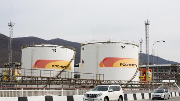 Oil storage tanks stand at the RN-Tuapsinsky refinery, operated by Rosneft Oil Co., in Tuapse, Russia.(Bloomberg)