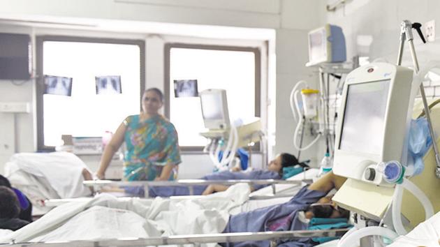 A typical oxygen providing facility at hospitals comprises an oxygen cylinder feeding only one patient through a Ventimask arrangement(Saumya Khandelwal/HT file photo. Image for representational purpose)