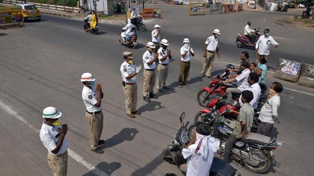 Traffic policemen request commuters to wear masks and to stay at home during a 21-day nationwide lockdown to limit the spreading of coronavirus disease, in Andhra Pradesh’s Vijayawada on March 27. (Reuters Photo) Traffic policemen request commuters to wear masks and to stay at home during a 21-day nationwide lockdown to limit the spreading of coronavirus disease, in Andhra Pradesh’s Vijayawada on March 27. (Reuters Photo)