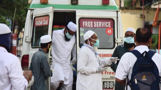 Eighteen people from Nalgonda and Miryalaguda, who attended a religious congregation in Delhi's Nizamuddin area, are brought to a hospital for Covid-19 test, in Hyderabad on March 31.(PTI Photio)