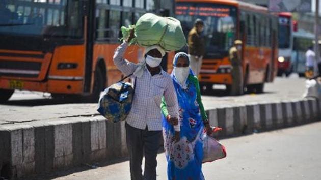 Migrant workers head home on Day 5 of the 21-day nationwide lockdown imposed by the government to curb the spread of coronavirus, New Delhi, March 29, 2020(Amal KS/HT PHOTO)