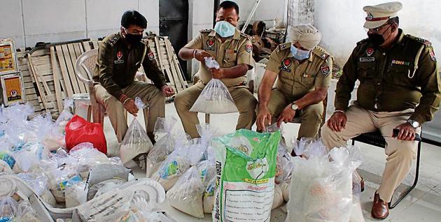 Policemen packing ration packets at the Phase 1 police station in Mohali on Tuesday.(Gurminder Singh/Hindustan Times)