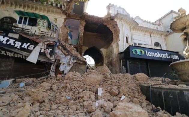 The 173-year-old gate was encroached by some shops, including a restaurant, a rejuvenation centre and a paan shop. (Deepak Gupta/HT Photo) The 173-year-old gate was encroached by some shops, including a restaurant, a rejuvenation centre and a paan shop. (Deepak Gupta/HT Photo)