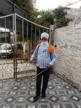 Satinder Pal Singh leaves home at around 8am in the morning with a vessel of disinfectant on his shoulders and face covered with a handkerchief. (HT PHOTO) Satinder Pal Singh leaves home at around 8am in the morning with a vessel of disinfectant on his shoulders and face covered with a handkerchief. (HT PHOTO)