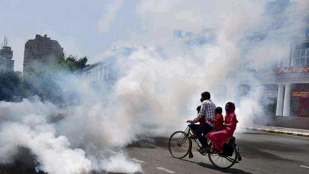 New Delhi Municipal Council (NDMC) health employees during a fumigation drive at Connaught Place. (Arvind Yadav/ Hindustan Times) New Delhi Municipal Council (NDMC) health employees during a fumigation drive at Connaught Place. (Arvind Yadav/ Hindustan Times)