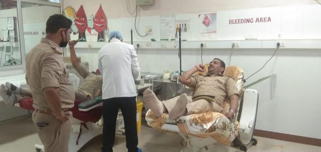 Policemen donating blood. (ht) Policemen donating blood. (ht)