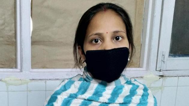 The 25-year-old Sarita Devi was made to wait outside an ESI hospital in Baddi for four hours after which the hospital reluctantly agreed to arrange for transport to ferry her to Chandigarh on Wednesday.(HT PHOTO)