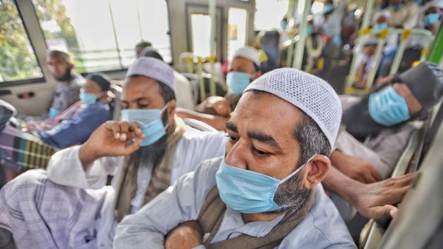 People who took part in a Tablighi Jamaat function earlier this month aboard buses taking them to a quarantine facility amid concerns of infection, on day 7 of the 21 day nationwide lockdown.(Biplov Bhuyan/ Hindustan Times)