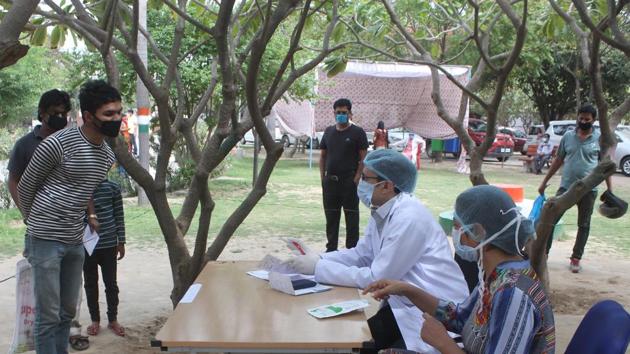 Doctors from Civil Hospital Sector 10 attend patients outside the hospital building in Gurugram. (Yogendra Kumar/HT PHOTO) Doctors from Civil Hospital Sector 10 attend patients outside the hospital building in Gurugram. (Yogendra Kumar/HT PHOTO)
