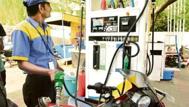 Petrol is currently sold at Rs 69.59 per litre in Delhi and diesel is priced at Rs 62.29 a litre since March 16 despite India’s average crude oil purchase price (Indian basket) has dropped by over 27%.(Ramesh Pathania/Mint Photo) Petrol is currently sold at Rs 69.59 per litre in Delhi and diesel is priced at Rs 62.29 a litre since March 16 despite India’s average crude oil purchase price (Indian basket) has dropped by over 27%.(Ramesh Pathania/Mint Photo)
