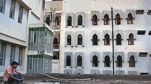 The Markaz’s grey building stands near the entrance, very close to the famous Karim’s restaurant, and a few steps away from a great literary landmark: poet Mirza Ghalib’s grave.(Mayank Austen Soofi) The Markaz’s grey building stands near the entrance, very close to the famous Karim’s restaurant, and a few steps away from a great literary landmark: poet Mirza Ghalib’s grave.(Mayank Austen Soofi)