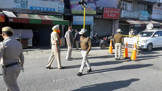 Police patrolling a market in Una on Friday after a complete curfew was announced. (HT Photo) Police patrolling a market in Una on Friday after a complete curfew was announced. (HT Photo)