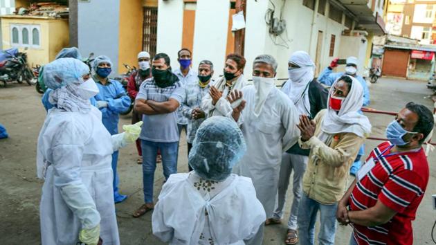 Residents of Taat Patti Bakhal apologize to a team of doctors a day after health workers were attacked by some locals who went there to screen residents in wake of COVID 19 pandemic, in Indore.(PTI)