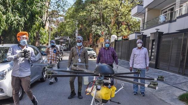 Drones being used by municipal employees to spray disinfectant during a sanitisation drive on day nine of the 21-day nationwide lockdown at Nizamuddin West, New Delhi, April 2, 2020(Biplov Bhuyan/HT PHOTO)