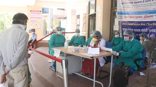 Doctors wearing protective face masks manning a COVID-19 helpdesk, on day 7 of the three week nationwide lockdown to check the spread of coronavirus. (Yogendra Kumar/HT PHOTO) Doctors wearing protective face masks manning a COVID-19 helpdesk, on day 7 of the three week nationwide lockdown to check the spread of coronavirus. (Yogendra Kumar/HT PHOTO)