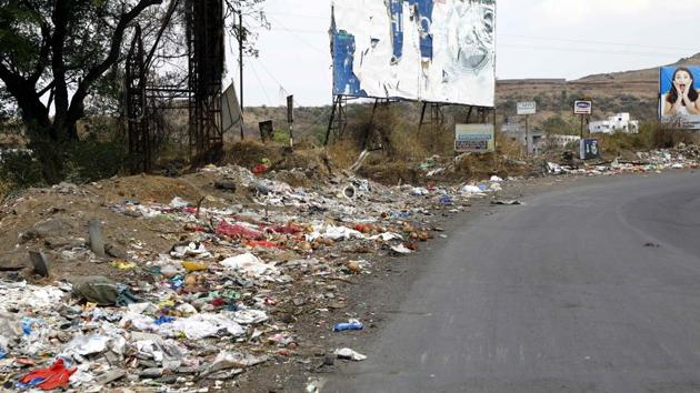 The stretch on the Pune-Satara highway has turned into garbage dumping zone since the last few days.(Rahul Raut/HT PHOTO)