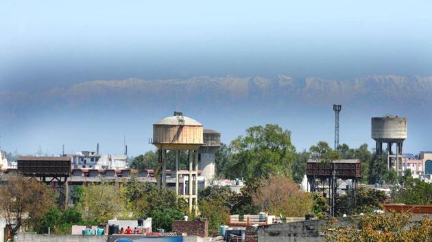 India’s been graced with clear, blue skies throughout and Jalandhar was no exception, as it sported a scenic view of the Dhauladhar range on Friday. (Pardeep Pandit / HT) India’s been graced with clear, blue skies throughout and Jalandhar was no exception, as it sported a scenic view of the Dhauladhar range on Friday. (Pardeep Pandit / HT)