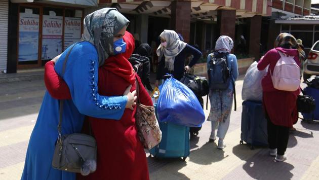 Students leave after completing their quarantine period at Boulevard Road in Srinagar. (Waseem Andrabi / HT) Students leave after completing their quarantine period at Boulevard Road in Srinagar. (Waseem Andrabi / HT)