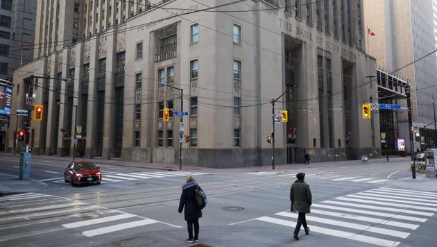 Pedestrians are seen during morning commuting hours in the Financial District as Toronto copes with a shutdown due to the coronavirus on April 1, 2020 in Toronto, Canada.(AFP Photo)