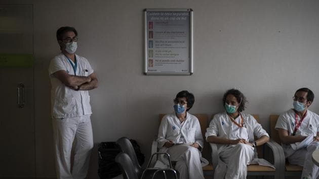 Healthcare workers gather during meeting to discuss COVID-19 procedures at Germans Trias i Pujol hospital in Badalona, Barcelona province, Spain.(AP)