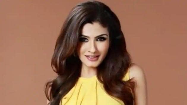 Raveena Tandon shares a new video, reportedly from Punjab, where people are seen showering sanitation workers with flowers. Raveena Tandon shares a new video, reportedly from Punjab, where people are seen showering sanitation workers with flowers.