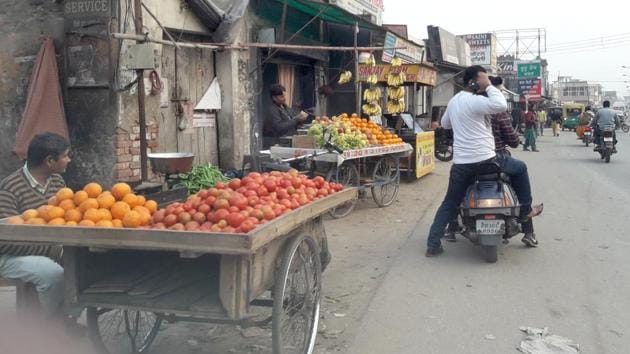 Noida has at least 3,000 licensed street vendors and around 10,000 vendors, who operated without a license.Photo by Gurminder Singh/Hindustan Times.