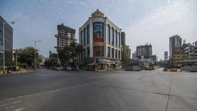 Deserted view of Sena Bhavan at Shivaji park, Dadar in Mumbai. The Brihanmumbai Municipal Corporation (BMC) authorities are tracing the patient’s contacts. (Pratik Chorge/HT Photo)
