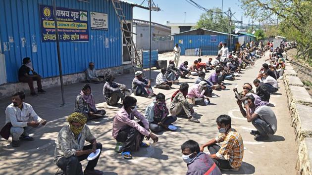 Homeless people and those stranded due to the lockdown are provided food by a local NGO, at a government-run night shelter. (Sanchit Khanna/HT PHOTO) Homeless people and those stranded due to the lockdown are provided food by a local NGO, at a government-run night shelter. (Sanchit Khanna/HT PHOTO)