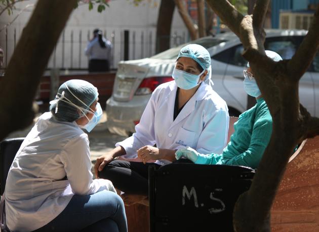 Doctors and medical workers in protective face masks, masks and hairnets, on day ten of the national lockdown to curb the spread of coronavirus. (Yogendra Kumar/HT PHOTO) Doctors and medical workers in protective face masks, masks and hairnets, on day ten of the national lockdown to curb the spread of coronavirus. (Yogendra Kumar/HT PHOTO)