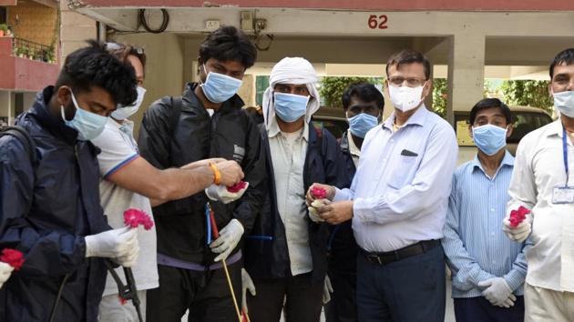 Residents of Hewo apartments, Sec 15, Gurugram, welcome Municipal Corporation of Gurugram (MCG) workers to spray disinfectant and sanitize the locality. (Parveen Kumar /HT Photo) Residents of Hewo apartments, Sec 15, Gurugram, welcome Municipal Corporation of Gurugram (MCG) workers to spray disinfectant and sanitize the locality. (Parveen Kumar /HT Photo)
