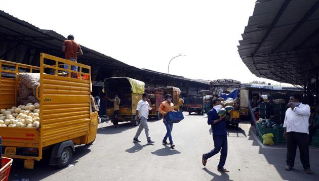 A total of 530 vehicles arrived at Market Yard in Gultekdi on Friday. (Rahul Raut/HT PHOTO) A total of 530 vehicles arrived at Market Yard in Gultekdi on Friday. (Rahul Raut/HT PHOTO)