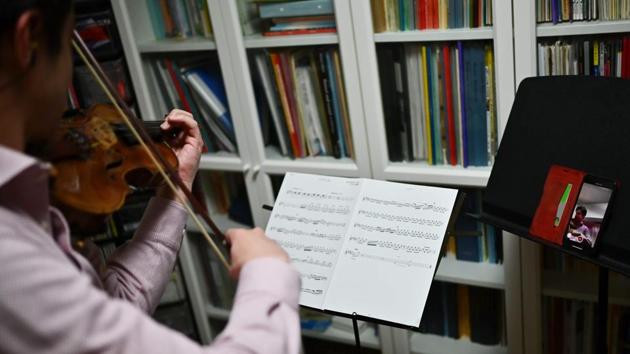 Second violinist Sohei Birmann (in picture) said they learned an important lesson from the teleworking. “I think it’s been a good opportunity to think about how we can reach out to an audience, rather than simply waiting for them to come to our concerts,” he said. (Charly Triballeau / AFP) Second violinist Sohei Birmann (in picture) said they learned an important lesson from the teleworking. “I think it’s been a good opportunity to think about how we can reach out to an audience, rather than simply waiting for them to come to our concerts,” he said. (Charly Triballeau / AFP)
