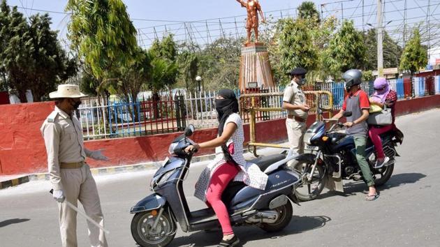 Police personnel checking vehicles for identification in Patna. (Santosh Kumar/Hindustan Times) Police personnel checking vehicles for identification in Patna. (Santosh Kumar/Hindustan Times)