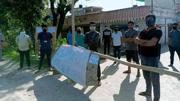 Youths of Ajeetpur village in Haridwar district have created temporary barriers to ensure no outsider enters the village as a precautionary measure against coronavirus. (HT PHOTO) Youths of Ajeetpur village in Haridwar district have created temporary barriers to ensure no outsider enters the village as a precautionary measure against coronavirus. (HT PHOTO)