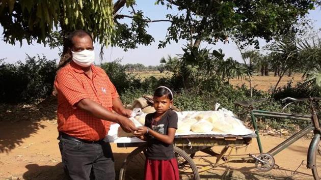 HK Sah delivers mid-day meal to a student. (SOURCED) HK Sah delivers mid-day meal to a student. (SOURCED)