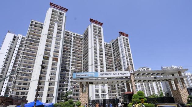 A view of the Antriksh Golf View apartment complex on day eleven of the 21 day nationwide lockdown to curb the spread of coronavirus at Sector 78, in Noida. (Sunil Ghosh / Hindustan Times) A view of the Antriksh Golf View apartment complex on day eleven of the 21 day nationwide lockdown to curb the spread of coronavirus at Sector 78, in Noida. (Sunil Ghosh / Hindustan Times)