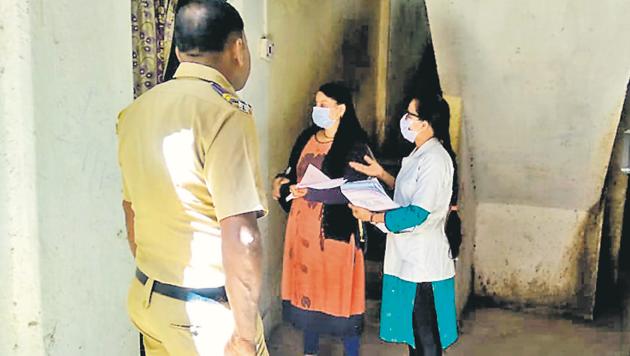 The municipal staff during a survey in the slum areas of the city on Saturday. The survey is conducted to detect symptoms like fever, respiratory illness, dry cough and cold. (HT/PHOTO) The municipal staff during a survey in the slum areas of the city on Saturday. The survey is conducted to detect symptoms like fever, respiratory illness, dry cough and cold. (HT/PHOTO)