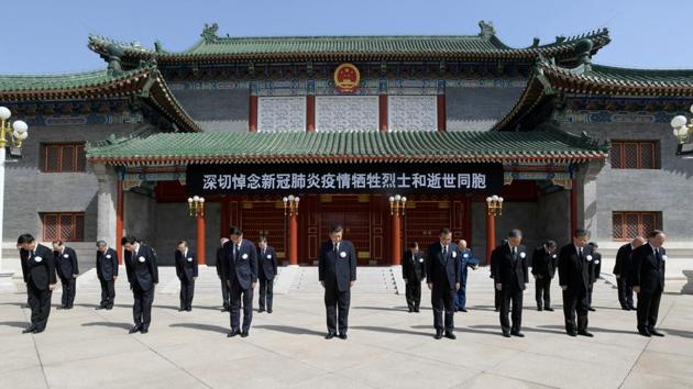 In Zhongnanhai, the seat of political power in Beijing, President Xi Jinping (C) and other Chinese leaders paid silent tribute in front of the national flag, with white flowers pinned to their chest as a mark of mourning, state media reported. (Li Xueran / Xinhua via REUTERS) In Zhongnanhai, the seat of political power in Beijing, President Xi Jinping (C) and other Chinese leaders paid silent tribute in front of the national flag, with white flowers pinned to their chest as a mark of mourning, state media reported. (Li Xueran / Xinhua via REUTERS)