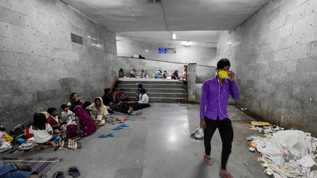 Attendants of patients in AIIMS in New Delhi take refuge in a subway near the hospital during the nationwide lockdown imposed to contain the coronavirus pandemic, on Saturday.(PTI Photo)