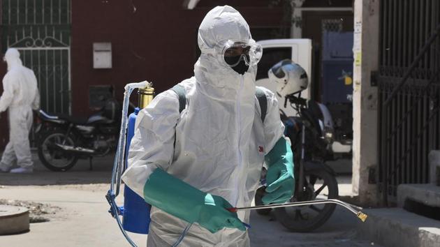 Maharashtra, Tamil Nadu and Delhi are inching toward recording 500 coronavirus cases. (Burhaan Kinu/HT PHOTO) Maharashtra, Tamil Nadu and Delhi are inching toward recording 500 coronavirus cases. (Burhaan Kinu/HT PHOTO)