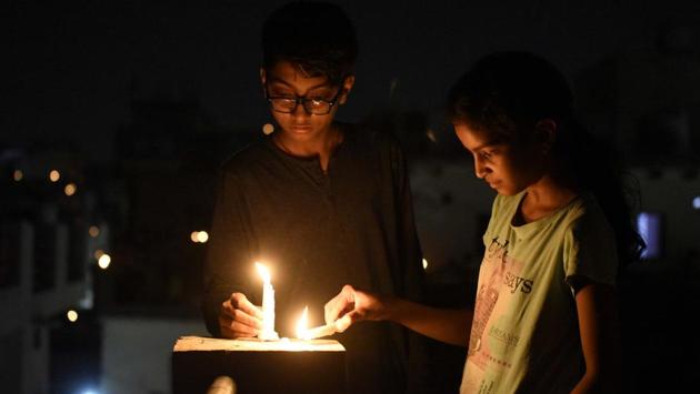 Children light candles in Om Nagar, Sector-11 near Khandsa road in Gurugram on Sunday, April 05, 2020. (Parveen Kumar / HT Photo ) 