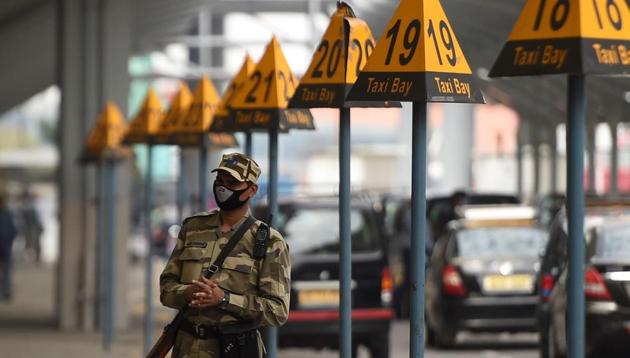 A security personnel wearing a facemask amid concerns over the spread of the Covid-19 novel coronavirus, stands guard outside at the Indira Gandhi International Airport in New Delhi on March 16, 2020. (AFP photo) A security personnel wearing a facemask amid concerns over the spread of the Covid-19 novel coronavirus, stands guard outside at the Indira Gandhi International Airport in New Delhi on March 16, 2020. (AFP photo)