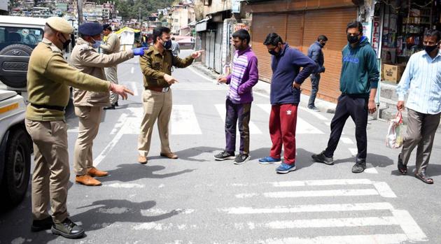 Police officials warn curfew violators in Shimla on Sunday. (Deepak Sansta /ht) Police officials warn curfew violators in Shimla on Sunday. (Deepak Sansta /ht)