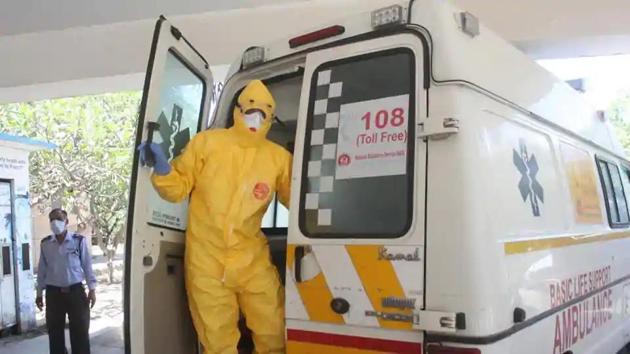 A health worker in a PPE suit while a group of quarantined people is taken for screening tests by the district health department in Gurugram, Haryana. (Yogendra Kumar/Hindustan Times) A health worker in a PPE suit while a group of quarantined people is taken for screening tests by the district health department in Gurugram, Haryana. (Yogendra Kumar/Hindustan Times)
