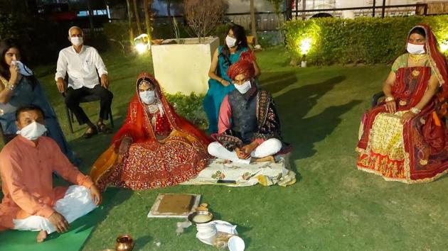 Thebride, groom and their eight guests maintained social distancing and wore masks during the wedding ceremony that was held in Jaipur amid lockdown on April 5, 2020.(HT Photo)