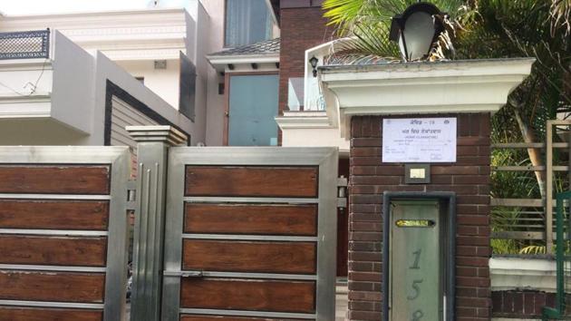 A quarantine notice pasted outside a house in Mohali.(HT Photo)