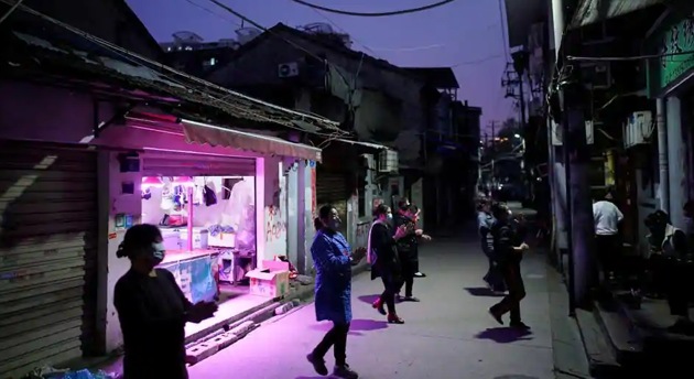 Residents wearing face masks dance at an old residential community blocked by barriers in Wuhan, in China’ Hubei province, the epicentre of China’s coronavirus disease outbreak, on April 5.(Reuters Photo) Residents wearing face masks dance at an old residential community blocked by barriers in Wuhan, in China’ Hubei province, the epicentre of China’s coronavirus disease outbreak, on April 5.(Reuters Photo)