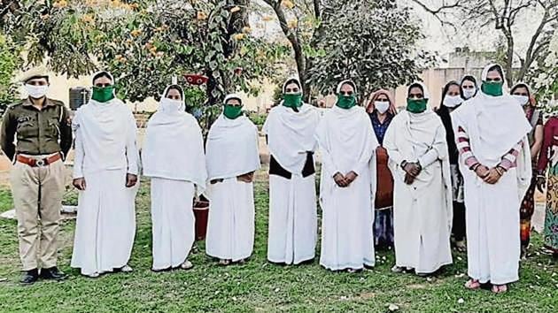 Officials and inmates wear masks made in Jaipur jail.(File Photo) Officials and inmates wear masks made in Jaipur jail.(File Photo)