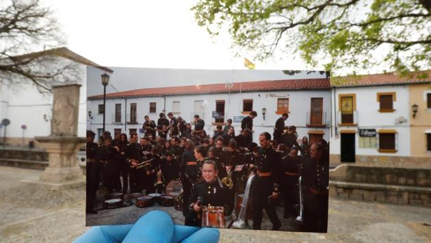 A picture of members of a musical band after a procession taken in April 2019, in front of the street of the procession, on Palm Sunday, April 5, 2020. The coronavirus outbreak and precautionary state of lockdown means no such processions this year in one of the world’s worst-hit countries. (Jon Nazca / REUTERS) A picture of members of a musical band after a procession taken in April 2019, in front of the street of the procession, on Palm Sunday, April 5, 2020. The coronavirus outbreak and precautionary state of lockdown means no such processions this year in one of the world’s worst-hit countries. (Jon Nazca / REUTERS)