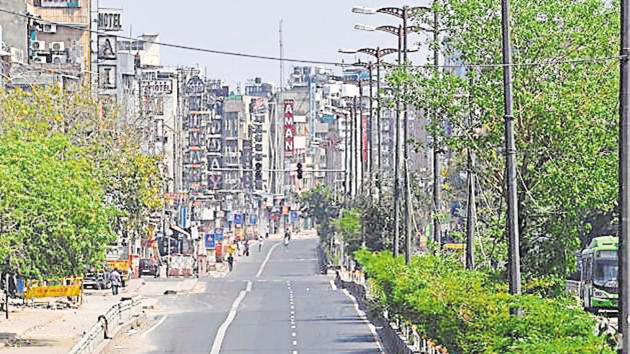 The measures between March 22 and 23 are significant as there was a steep reduction in the number of vehicles on the road and aided by favourable weather(Sanchit Khanna/HT file photo) The measures between March 22 and 23 are significant as there was a steep reduction in the number of vehicles on the road and aided by favourable weather(Sanchit Khanna/HT file photo)